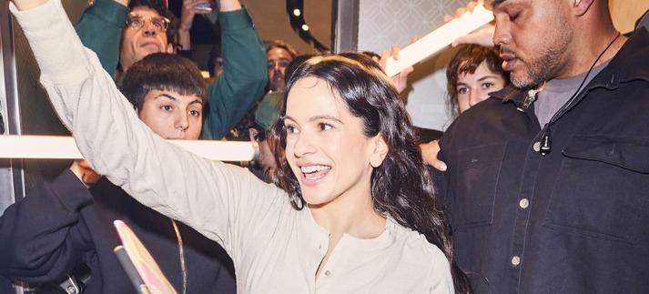 Rosalía saludando a sus fans a las puertas del hotel desde donde vivió el anuncio de su disco. (Foto cedida por la agencia Está Pasando) / davit ruiz