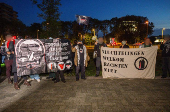 Foto aan het begin van de actie met twee banners: 

1. toen niet, nu niet, nooit meer fascisme

2. VLUCHTELINGEN WELKOM, RACISTEN NIET
