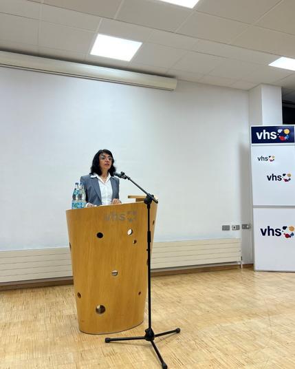 Präsidentin Aras steht am Rednerpult und spricht