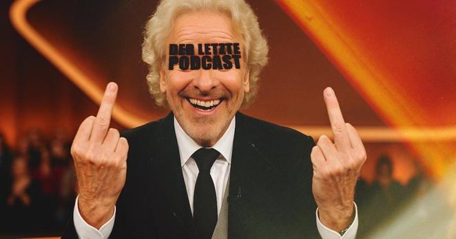Satirische Darstellung eines Moderators, der Thomas Gottschalk zu Zeiten seiner Show "Wetten Dass..?" ähnlich sieht und der mit beiden Händen den Mittelfinger zeigt, während er breit grinst. Per ChatGPT generiertes KI-Bild als Banner von "Der Letzte Podcast" Folge 534.