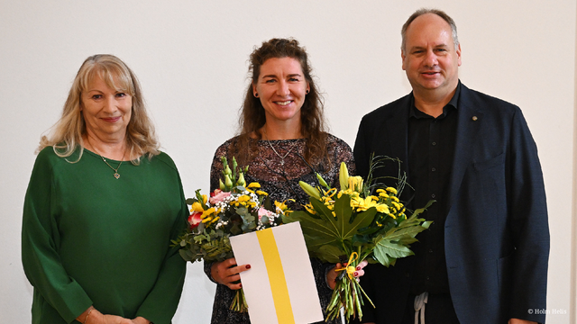 Gruppenfoto von der Sächsischen Staatsministerin für Soziales Petra Köpping, Stipendiatin Svitlana Kovalchuk und Dresdens Oberbürgermeister Dirk Hilbert im Rahmen der Feierstunde zur Stipendiumsurkunde.