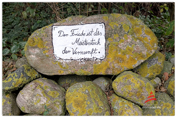 Der Friede ist das 
Meisterstück
der Vernunft.
Schwarze Inschrift auf weißem Hintergrund auf einem Findling.