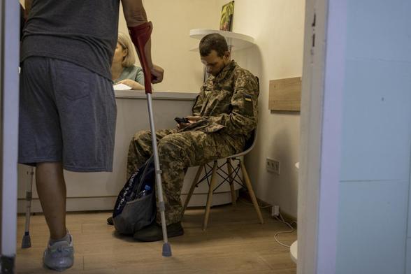 Soldados heridos esperan a ser atendidos en el Hospital Regional de Kiev. (Diana Deliurman/Frontliner)