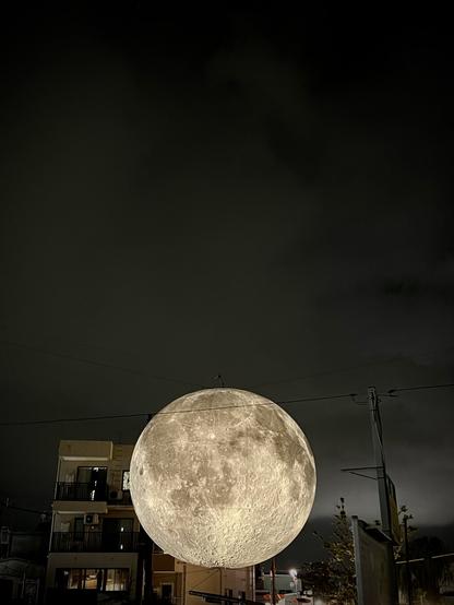 Mond als Kunstinstallation in einem Viertel in Tokyo.