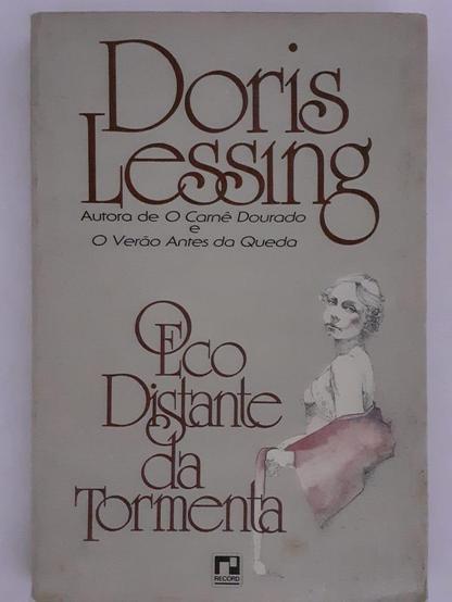 Capa do livro "O eco distante da tormenta".

Em um fundo leitoso, o nome da autora, Doris Lessing, está em letras grandes.

Logo abaixo, em letras menores está escrito "Autora de "O carnê dourado" e "O verão antes da queda".

Logo está -- também em letras grandes -- o título do livro "O eco distante da tormenta".

Por último, no centro da parte de baixo da imagem está o logotipo da Editora Record, publicadora do livro, que é uma letra erre minúscula estilizada, com o texto "RECORD" em maiúscula, em letras pequenas abaixo desse erre estilizado.