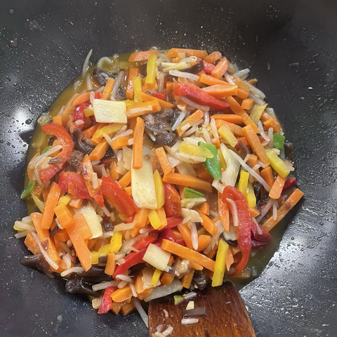 Die Realität des „Wok Mix Asia Art“ im Wok: Überraschend orange durch ein geschätztes Drittel Karotten.