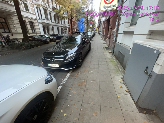 Illegale öffentliche Autolagerflächen in der Fahrradstrasse- Aufgesetztes Parken unmittelbar im Fussverkehrs - Wo die Krabbelgruppe Räume angemietet hat
