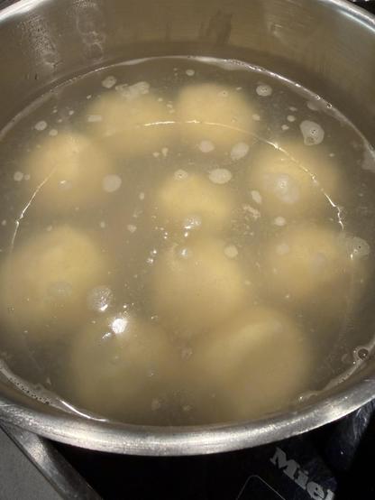 Knödel ziehen im Topf