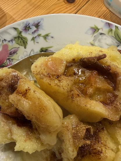 Pflaumenknödel mit Zucker, Zimt und Butter