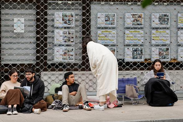 Colas en una inmobiliaria de Santiago de Compostela especializada en alquileres a estudiantes, el pasado julio.