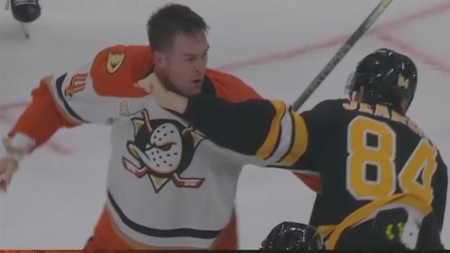 Ross Johnston Drops 🥊 Gloves 🥊 With Tanner Jeannot