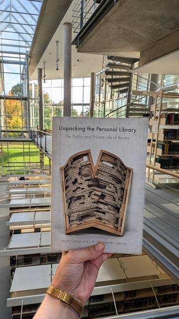 Holding the essay collection "Unpacking the Personal Library" in the reading rooms of SUB Göttingen
