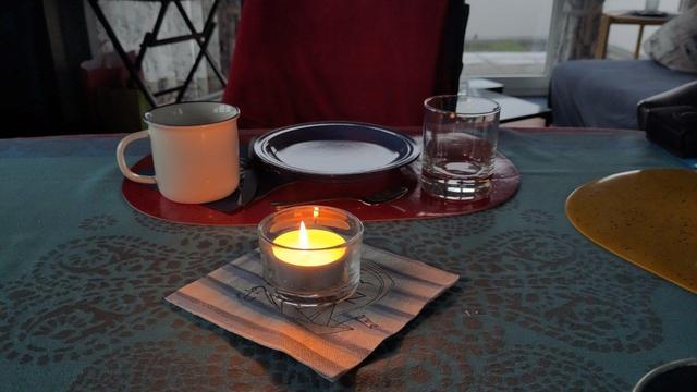 Kerze auf einem Kaffeetisch