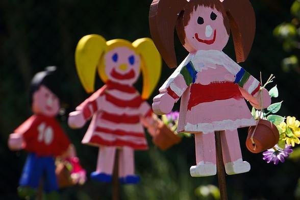 Drei gebastelte und bunt angemalte Kinderfiguren
Bildrechte: © Rainer Sturm / pixelio