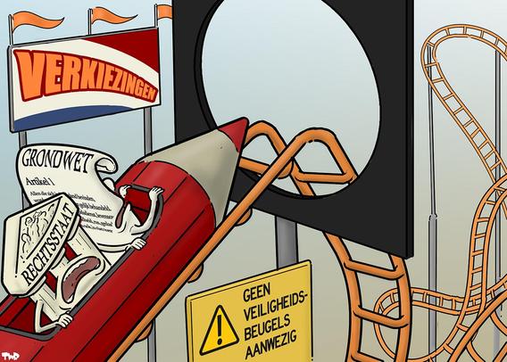 Cartoon waarop de rechtsstaat (verbeeld als een Griekse tempel) en de grondwet (verbeeld als een document) te zien zijn. Zij zitten, angstig kijkend, in een achtbaankarretje dat de vorm heeft van een groot rood potlood op de helling naar boven, vlak voordat de baan steil omlaag gaat en de achtbaanrit begint. Naast de achtbaan staat een bord met de tekst 'Verkiezingen' en 'Pas op: geen veiligheidsbeugels aanwezig'