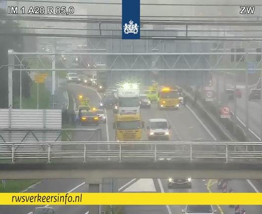 Voertuigen die betrokken zijn bij een ongeval staan op de linker- en rechterrijstrook van de A28 bij knooppunt Hattemerbroek