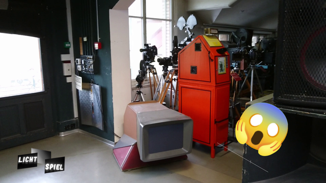 Das Oberteil einer Scopitone am Boden