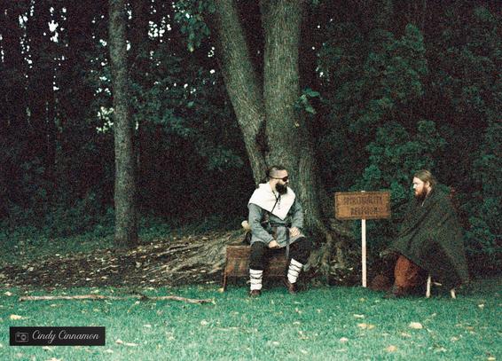 Deux personnes habillées en médiéval qui parlent ensembles dans la forêt. Photographie par Cindy Cinnamon