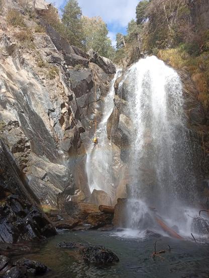Una foto de la cascada del salt de Sallent, amb una persona (jo) rapelant per la part esquerra