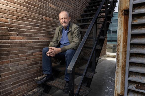 Nicolás Olea, catedrático emérito de Medicina por la Universidad de Granada y experto en disruptores endocrinos, el miércoles en la sede de EL PAÍS.