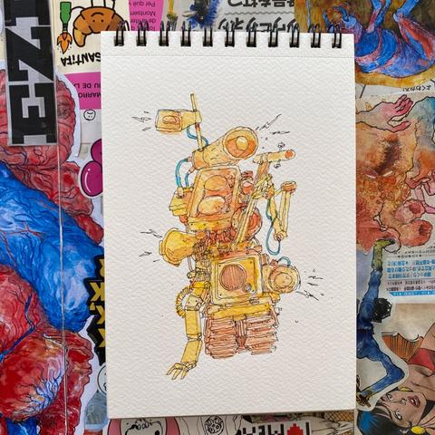 Ilustración en acuarela en color amarillo de un robot compuesto por varias bocinas y altavoces con un brazo mecanico que toca una suerte de bajo eléctrico. La ilustración está dibujada en un cuaderno de espiral con hojas blancas y ene l fondo hay un collage con fotos e ilustraciones variadas