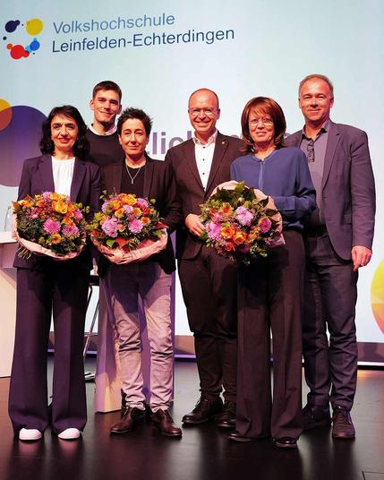 Gruppenfoto mit Landtagspräsidentin Muhterem Aras und Dunja Hayali auf Bühne.
