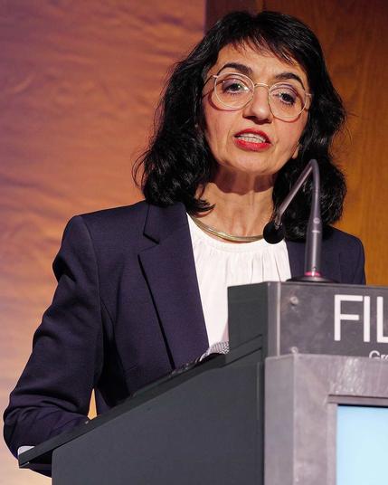 Landtagspräsidentin Muhterem Aras hält Grußwort auf Bühne.