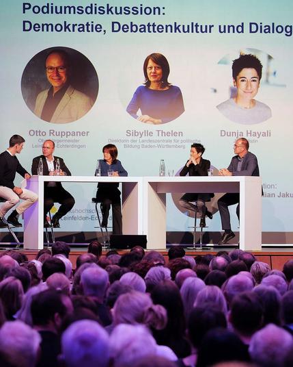 Podiumsdiskussion u.a. mit Dunja Hayali auf Bühne.