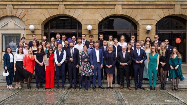 Gruppenfoto der ersten Absolvent:innen des Modellstudiengangs MEDiC mit Vertreter:innen der beteiligten Einrichtungen vor der Oper in Chemnitz.