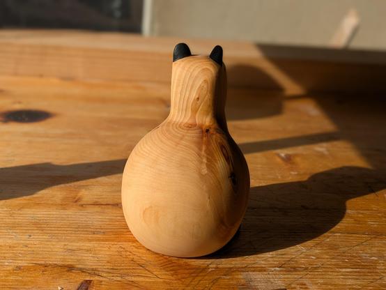 The sculpture seen from behind, it is almost pear shaped