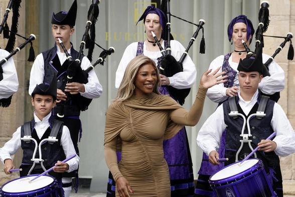 Serena Williams es recibida en Oviedo con los gaiteros a la entrada del Hotel de la Reconquista, el día previo a recoger el Premio Princesa de Asturias de los Deportes 2025. EFE/Paco Paredes (EFE)