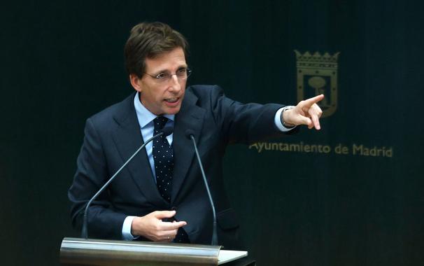 El alcalde de Madrid, José Luis Martínez Almeida, interviene este viernes en el pleno extraordinario del Ayuntamiento de Madrid.