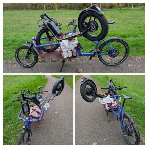 Ein blaues Long John Lastenrad transportiert auf der vorderen Ladefläche einen großen, schwarzen E-Roller. Dieser liegt mit dem Vorderrad im Lastenrad und wegen der Größe diagonal zum Lastenrad. Dadurch steht das Hinterrad erhöht und seitlich neben dem Lenker heraus. Zusätzlich befindet sich eine Tasche auf der freien Fläche unter dem Roller. Die Collage zeigt das Fahrrad mit Ladung von der Seite sowie aus zwei verschiedenen schrägen Perspektiven auf einem asphaltierten Weg im Grünen.