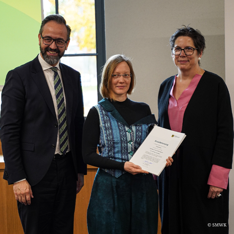 Foto von Nora Huxmann (Bildmitte), Gewinnerin des Sächsischen Lehrpreises 2025, und zwei weiteren Personen bei der Veranstaltung zur Vergabe der Lehrpreise.