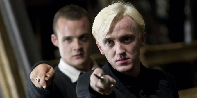 <img alt="Daniel Radcliffe sostiene Tom Felton nel suo debutto a Broadway come Draco Malfoy" class="webfeedsFeaturedVisual wp-post-image" height="900" src="https://i0.wp.com/static0.srcdn.com/wordpress/wp-content/uploads/2023/09/harry-potter-and-the-deathly-hallows-part-2-1.jpg?w=1600&amp;h=900&amp;fit=crop&amp;w=1600&amp;resize=1600,900&amp;ssl=1" style="display: block; margin-bottom: 5px; clear: both;" title="Daniel Radcliffe sostiene Tom Felton nel suo debutto a Broadway come Draco Malfoy" width="1600" /><div class="starw-prima-del-contenuto_4" id="starw-110100922"><div id="addendoContainer_Interstitial"></div></div><p>Un volto noto del mondo di <em>Harry Potter</em> ha espresso un profondo supporto nei confronti di <strong>Tom Felton</strong>, che si prepara a tornare nei panni di <strong>Draco Malfoy</strong> nella produzione teatrale <em>Harry Potter and the Cursed Child</em>, in arrivo a <strong>Broadway</strong>. L’attore, che ha conquistato la fama interpretando Malfoy fin dal primo film della saga, <em>Harry Potter e la pietra filosofale</em> (2001), tornerà a vestire i panni del suo iconico personaggio per un periodo di 26 settimane, a partire dall’11 novembre.</p><div class="starw-contenuto_6" id="starw-314622032" style="margin-top: 2px; margin-bottom: 2px;"><!-- BOX 300x250 Articolo 1 -->
<div id="addendoContainer_9001" style="width: 300px; height: 250px;">
</div></div>
<h2>Il ritorno di Felton nel mondo magico</h2>
<p>Fin dal debutto dello spettacolo nel <strong