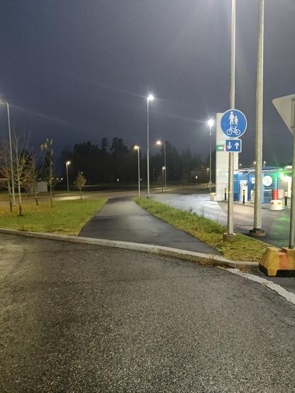 Yhdistetty pyörätie ja jalkakäytävä, johon pääsee nousemalla rotvallikiven päälle