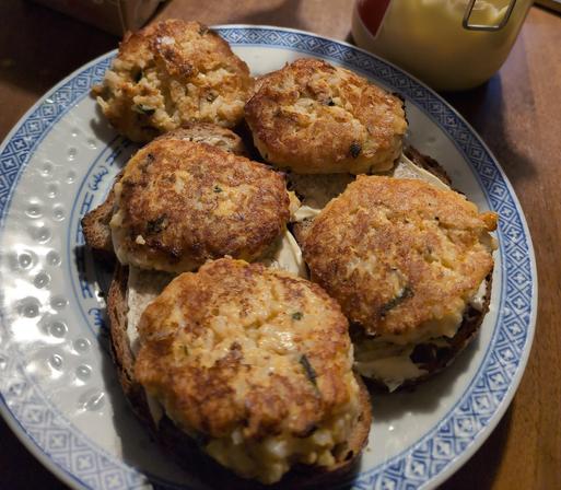 Een wit met blauw bord, met 5 kleine risotto burgers op twee desemboterhammen met mayo