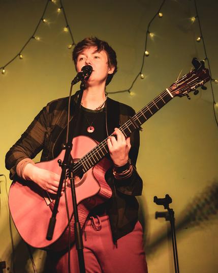 Masha Potempa singt mit Gitarre