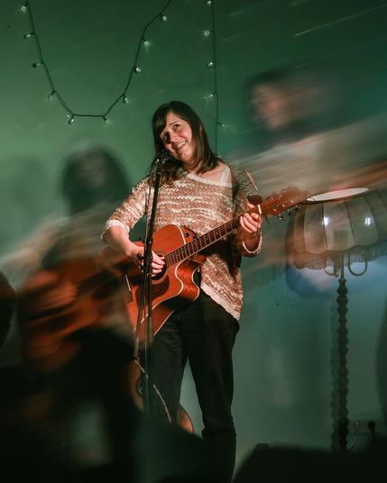 Alicia singt zur Gitarre als Überraschungsgästin