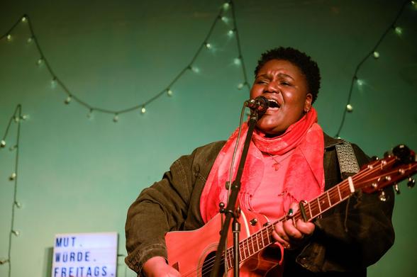 NAOMI performt ihre tollen Lieder