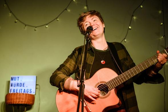 Masha singt und strahlt