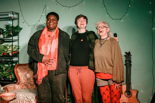 Wir alle beim Schlussapplaus - NAOMI, Masha und Feli