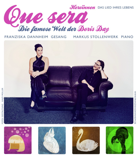 Plakat, darauf ein schwarzes Sofa vor weißer Wand. Rechts sitzt Pianust, links auf der Lehne Sängerin, beide in schwarzer Kleidung. Darunter vier bunte Pictogramme