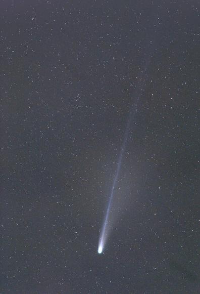 Image of a comet in a starry sky.
