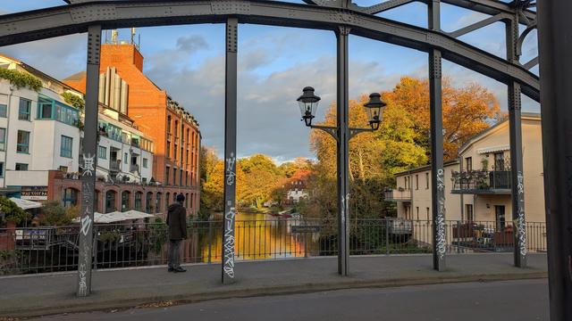 Dies ist ein Außenfoto einer Stadtansicht. Im Vordergrund befindet sich ein Fußgängersteig, der von mehreren schwarzen Laternen beleuchtet wird. Hinter dem Fußgängersteig befindet sich ein Fluss mit Bäumen auf der anderen Seite. Auf der linken Seite des Bildes befinden sich eine Reihe von Gebäuden mit roten Ziegelsteinen und einer Reihe von Fenstern. Auf der rechten Seite befindet sich ein Gebäude mit einem Balkon und einem Restaurant mit Sitzgelegenheiten im Freien. Der Himmel ist bewölkt. Der Text "RATS KROE" ist auf einem Gebäude deutlich zu sehen.

Bereitgestellt von @altbot, privat und lokal generiert mit Gemma3:12b

🌱 Energieverbrauch: 0.400 Wh