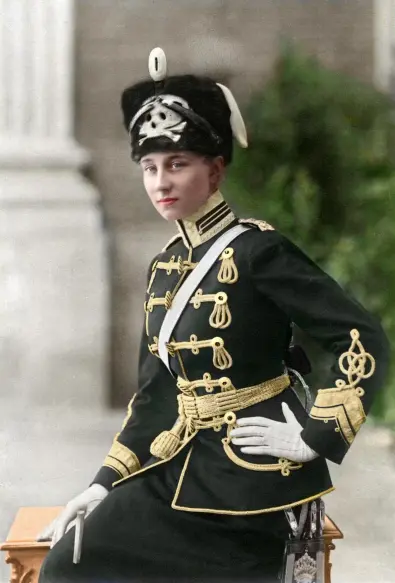 https://www.reddit.com/r/MilitaryPorn/comments/r7y755/princess_viktoria_luise_of_prussia_in_the_skull/?tl=de