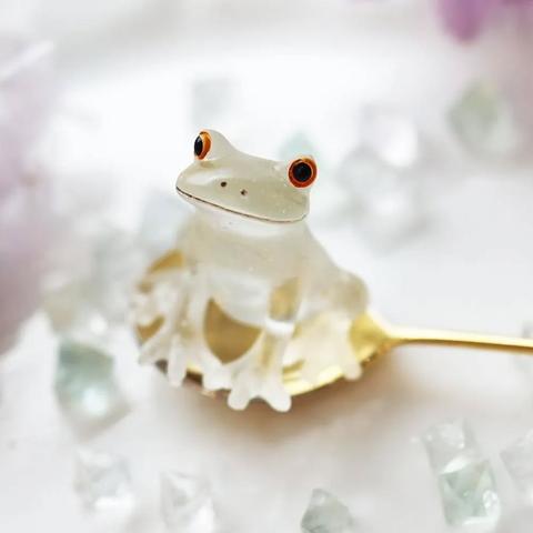Photo by 海福雑貨 on October 24, 2025. May be an image of frog, barrette and text.