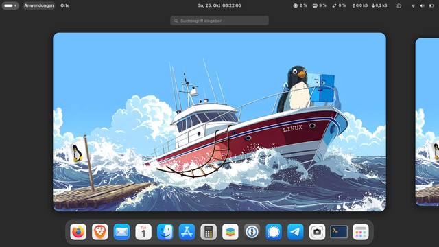 Auf dem Bild zu sehen ist mein Linux Desktop  Fedora das Hintergrund Bild ist Rot weißes Schnellboot auf dem Meer an dessem Bug ein Pinguin Steht
Links daneben Treibt ein Holz Floss auf dem eine Pinguin Flage gehisst ist 
Der Desktop bzw. die Icons entsprechen der Optik eines Apple Macs