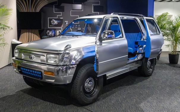 アイシン、「ハイラックスサーフ」で表現する2035年の移動の姿とは？ - Car Watch