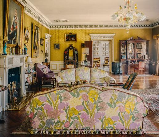 En el salón amarillo, lámpara de Murano, sofás ingleses y antigüedades de distintas procedencias. Al fondo la librería familiar del siglo XIX. A la izquierda, el retrato del XVII Duque de Alba, promotor de la reconstrucción del palacio, es del pintor  inglés Oswald Birley.